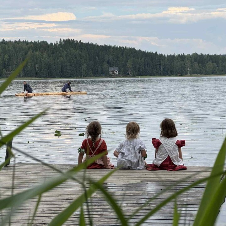 barn p&aring; brygga under Gammelvala